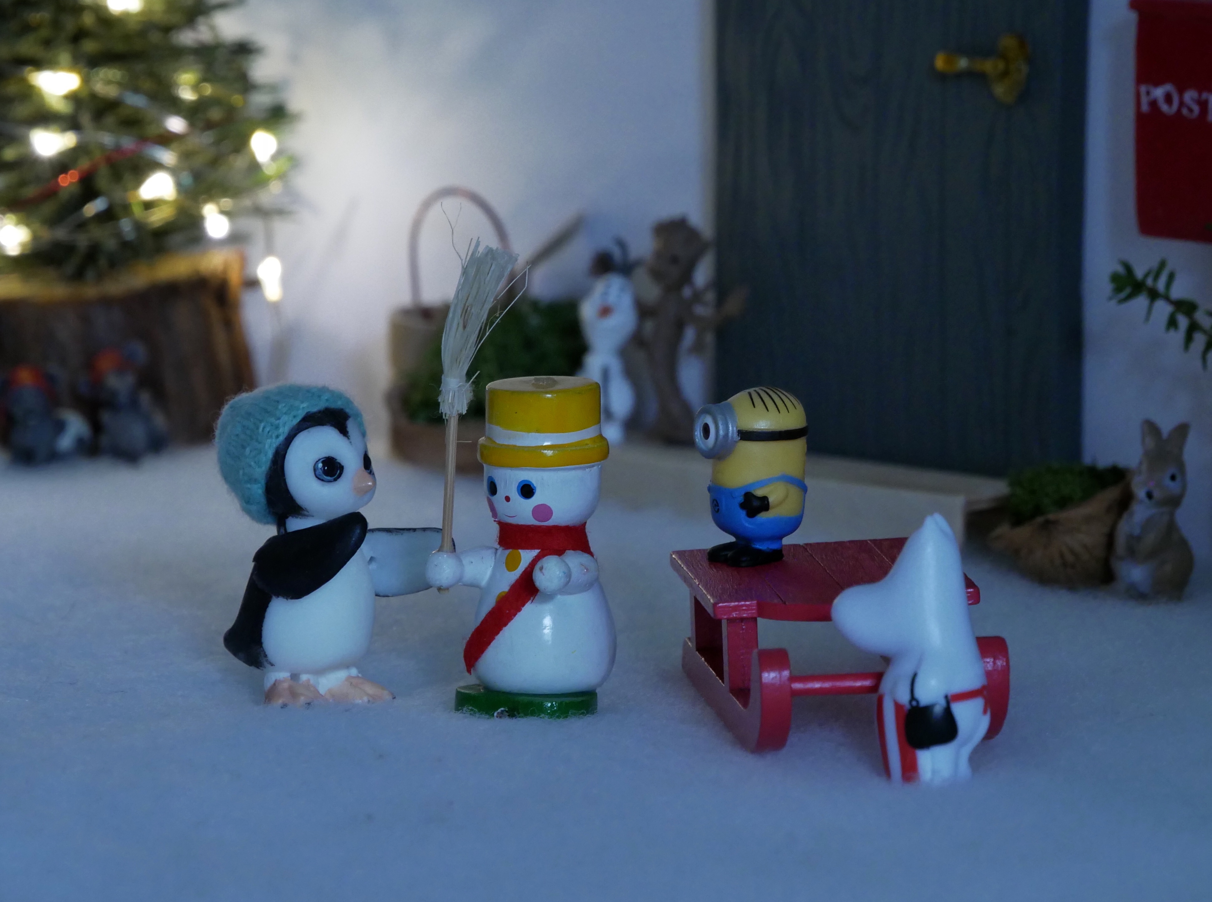 Ponk builds a snowman