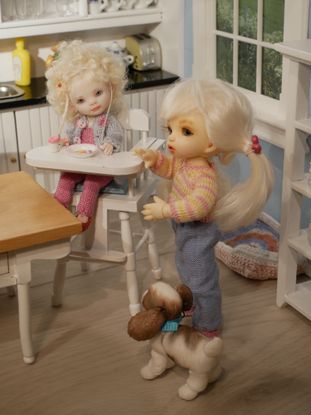 Thumbelina helps Nora get ready for supper
