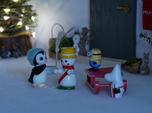 Ponk builds a snowman